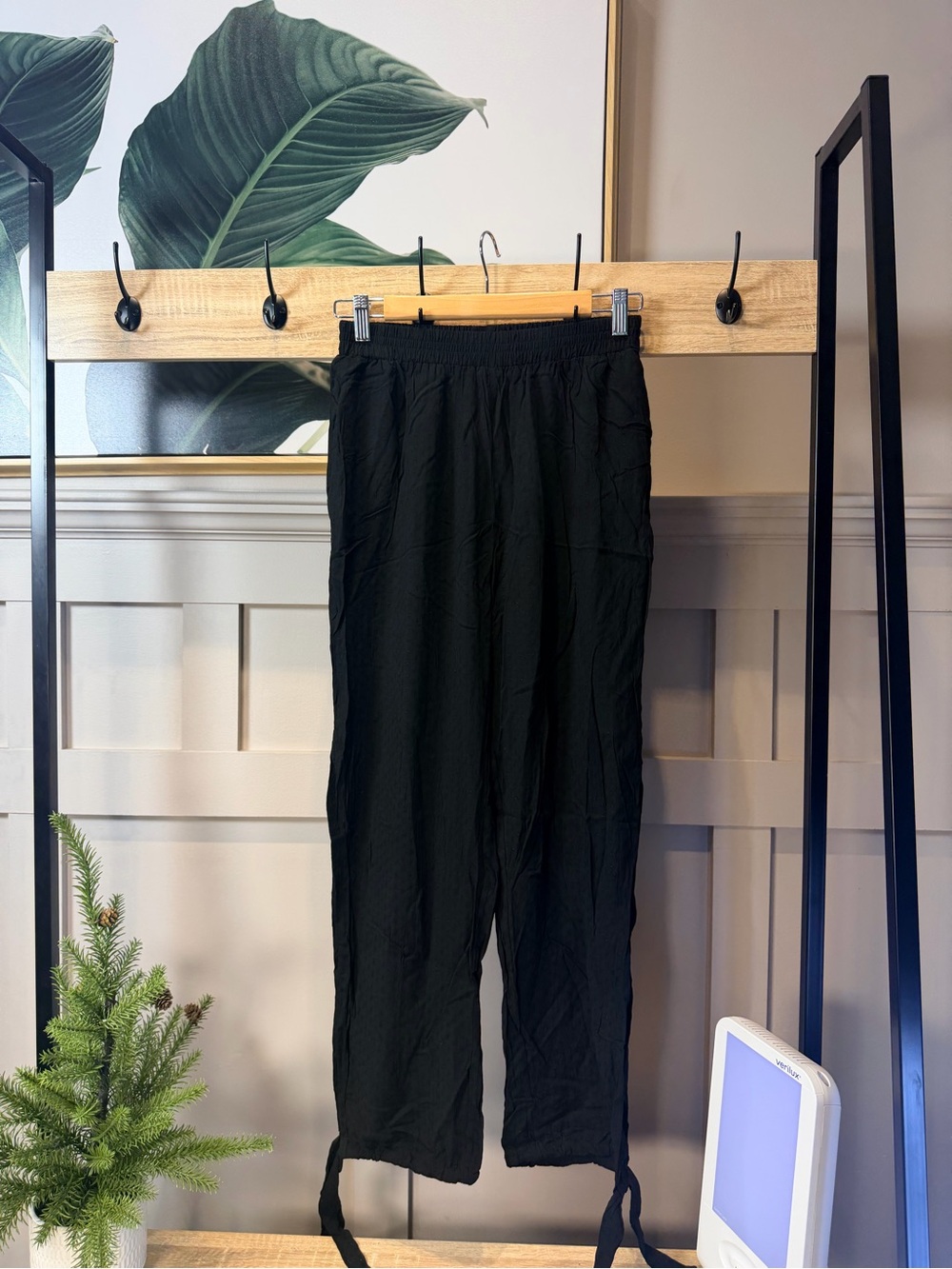 black drawstring pants feature a loose-fit design M